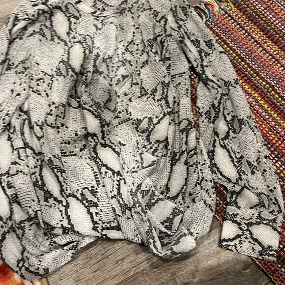 Olivaceaous medium snake print top - Picture 2 of 10